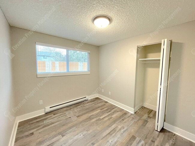 Building Photo - 2 BR in Redmond w/ huge yard