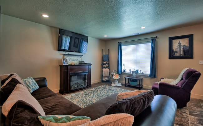 Building Photo - 3 bedroom 2.5 bath in Spanish Fork