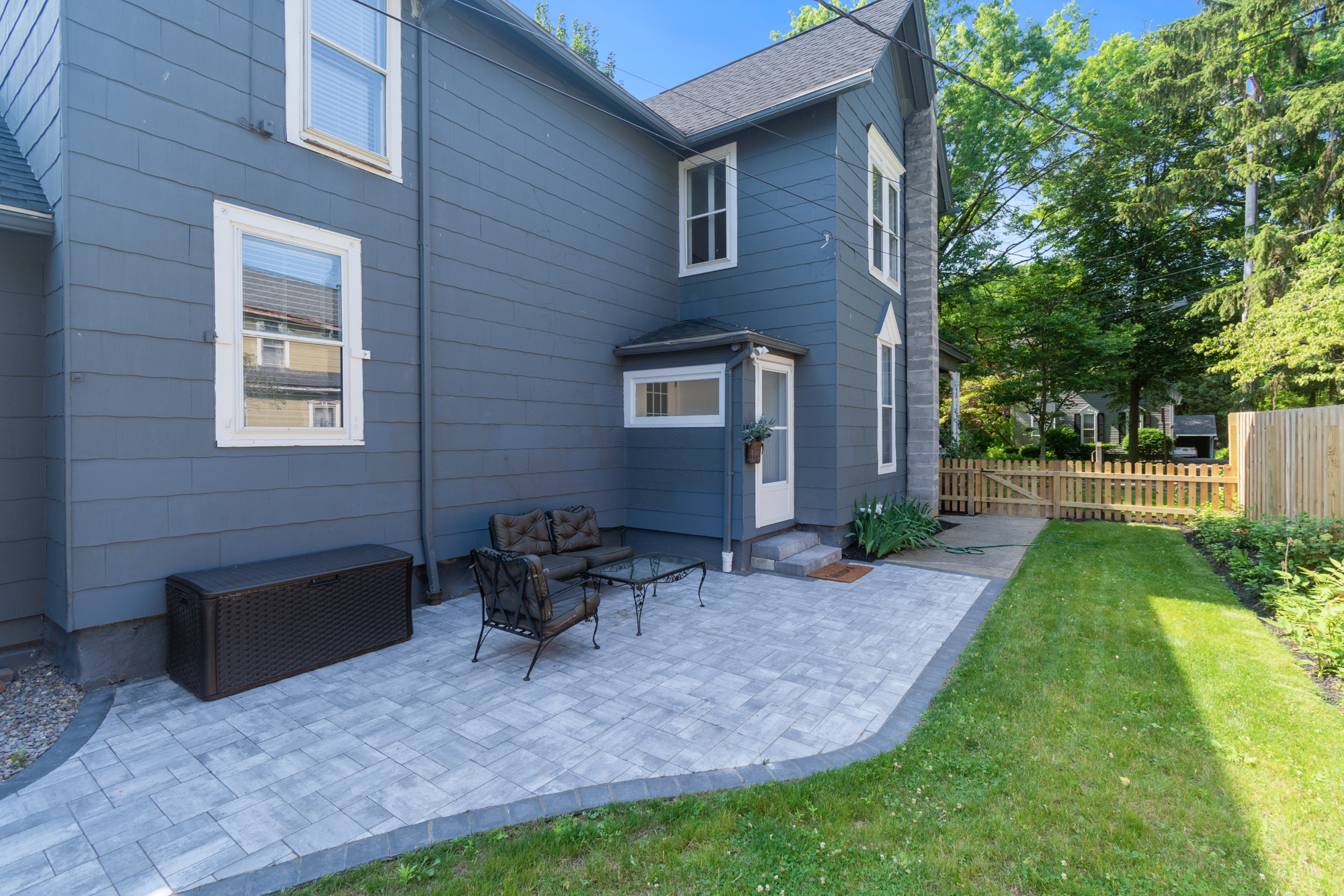 Private pavered patio with outdoor furniture - 16 Lincoln Ave