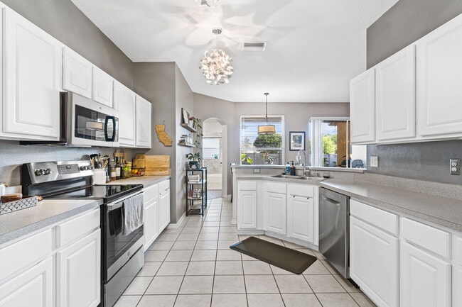 Building Photo - 545 Tuscanny St