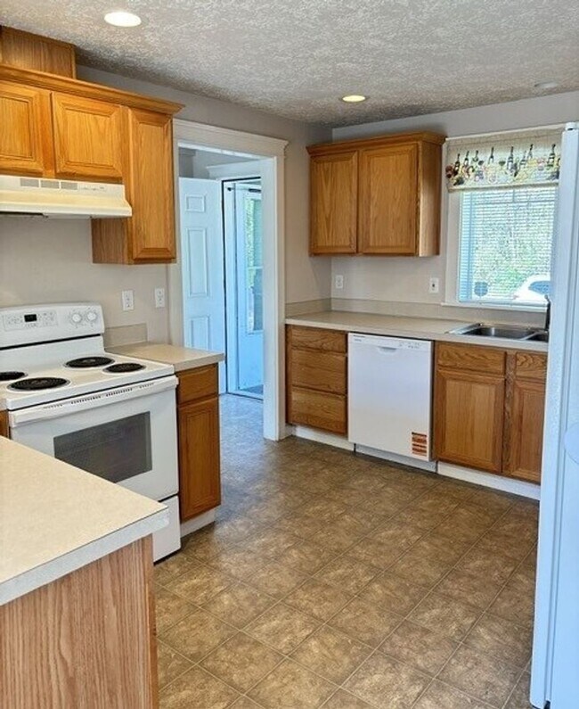 Building Photo - 3Bd/2Ba Single Story Home - Available to View!