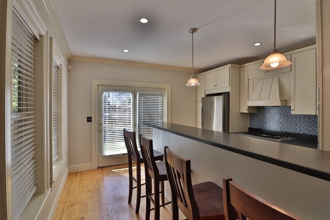 Building Photo - 358 Dorchester St
