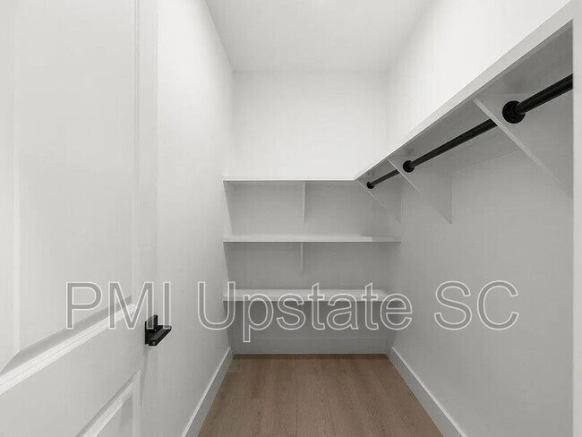 Building Photo - 367 College St