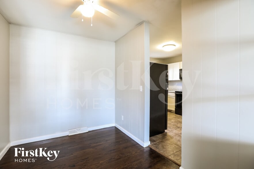 Building Photo - 5128 N Palmer Ave