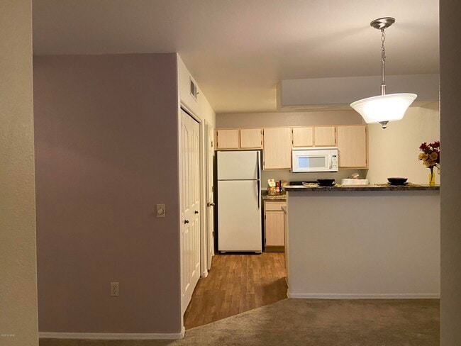 Building Photo - 5751 N Kolb Rd