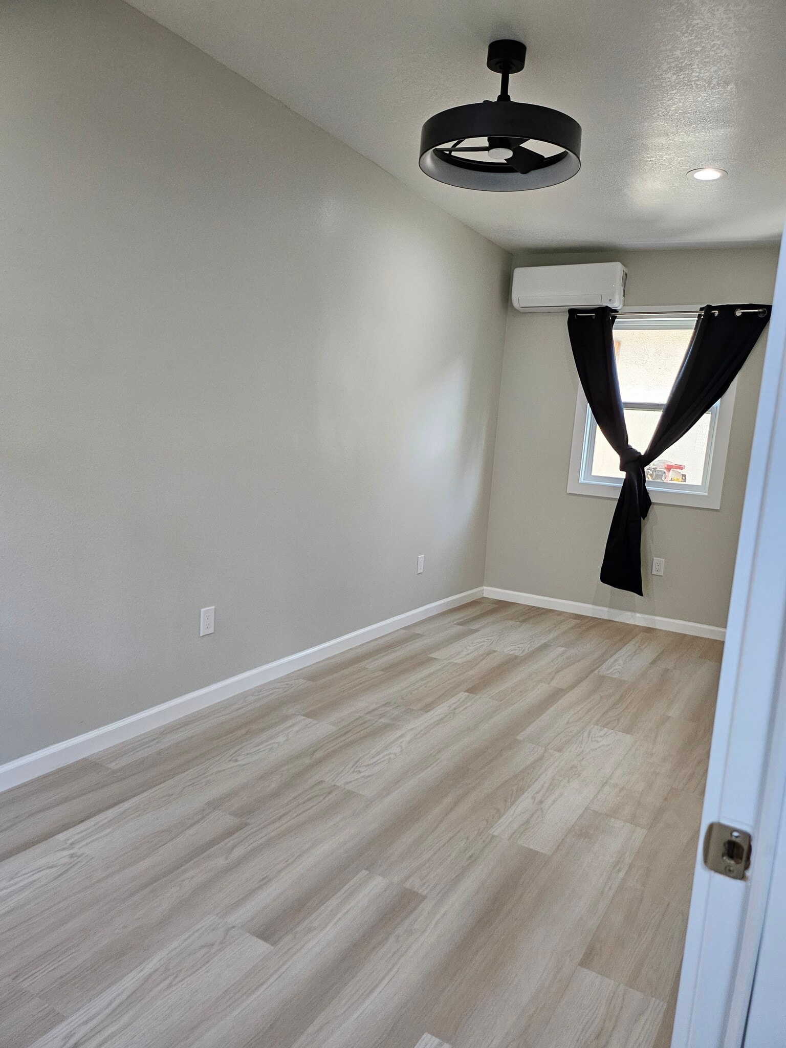 Building Photo - 1175 N Normandie Ave