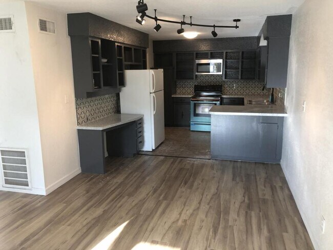 Primary Photo - 6112 S Lakewood Ave