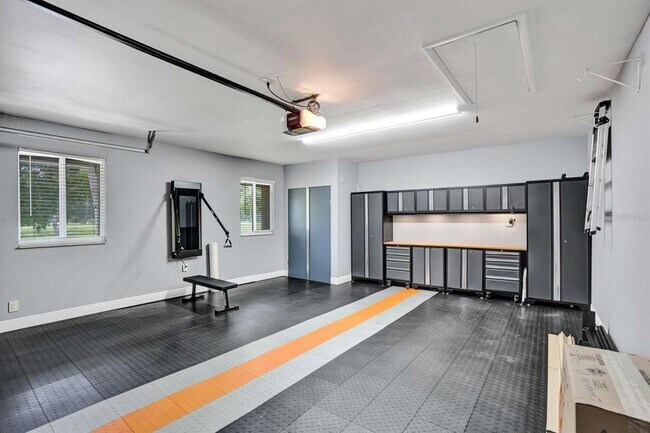 Building Photo - 2527 Lakes Dr