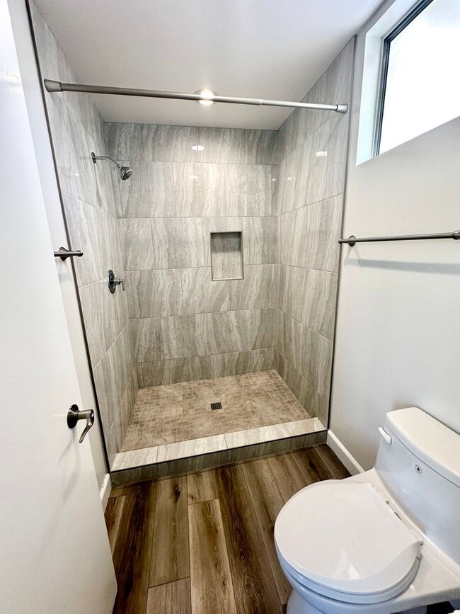 Building Photo - Welcome to this beautiful 4 bedroom home in the highly desirable "Port Streets" of Newport Beach