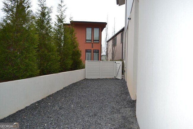 Building Photo - 370 2nd St
