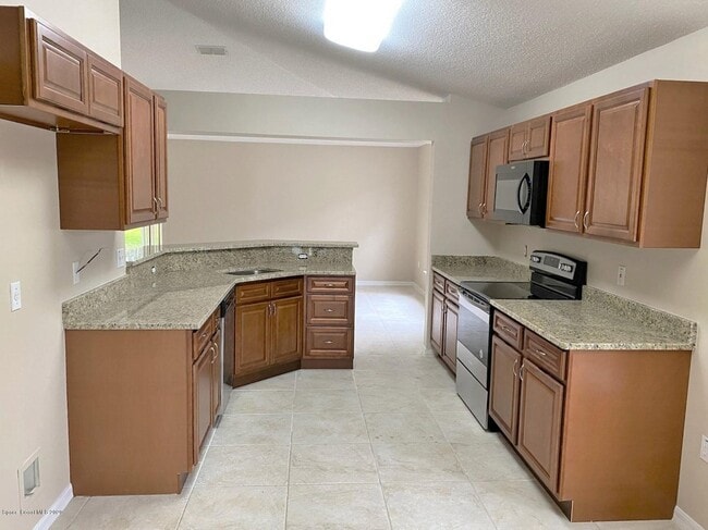 Building Photo - 2470 Alicia Ln