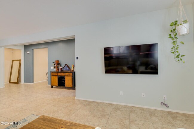 Building Photo - 21450 W Almeria Rd
