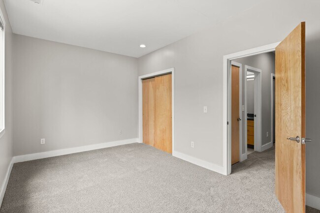 Building Photo - RARE 2 Bed, 2 1/2 Bath Townhome with Garage!