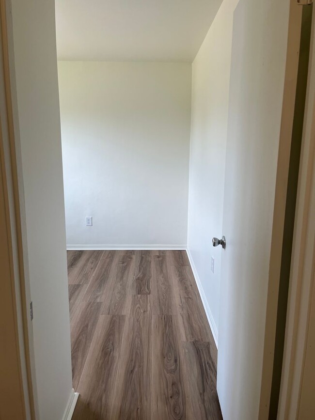 Building Photo - 2 bed/1 bath townhouse located in the Boro...