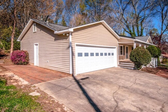 Building Photo - 2089 Rock Springs Cir