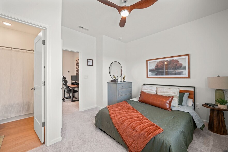 Building Photo - 1955 Robin Hill Ln