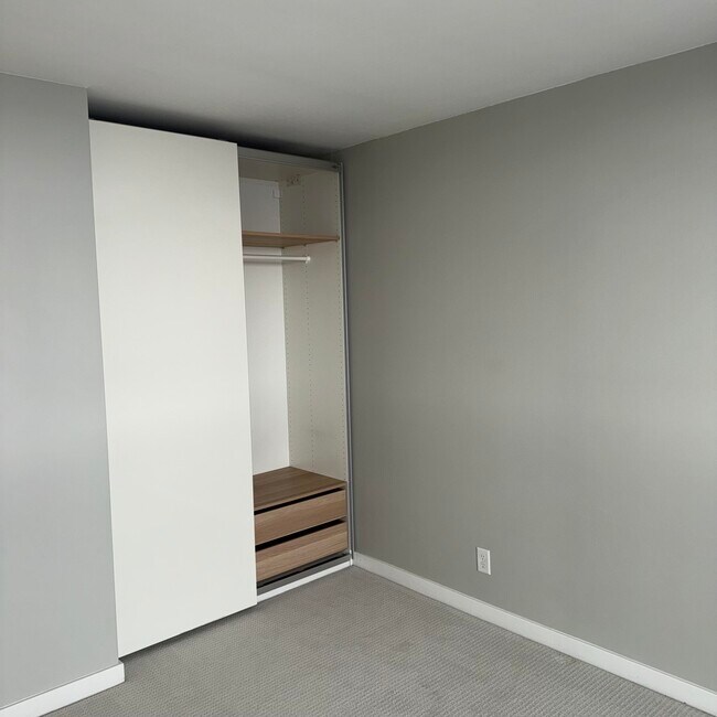 Building Photo - 1660 N Prospect Ave