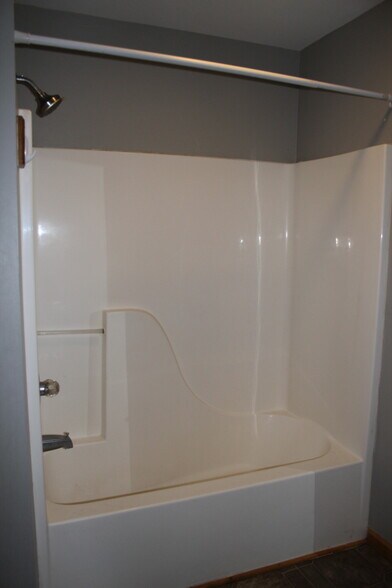 Tub/Shower - 5857 Highway 161
