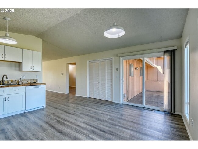 Building Photo - Charming 3 Bedroom Home