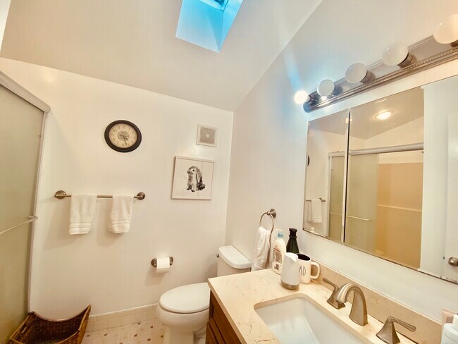 Building Photo - 14 Windsor Rd