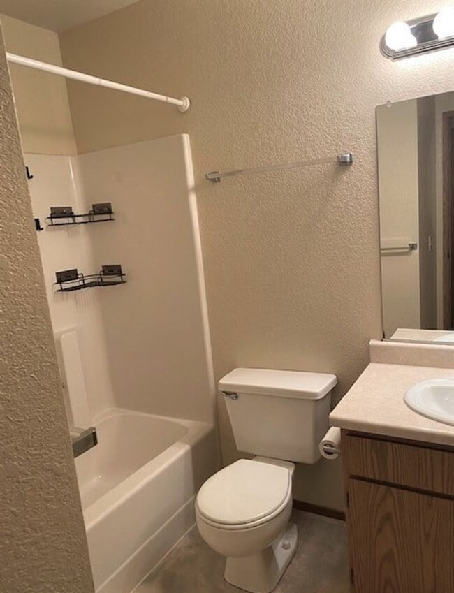 Building Photo - Cute House in N. Redding