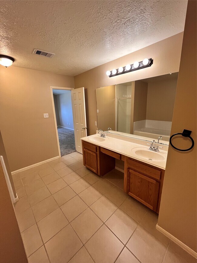 Building Photo - 16118 Cypress Valley Dr