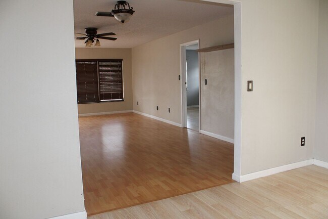 Building Photo - A charming 2-bedroom, 2-bathroom home located in the vibrant community of Spring Hill