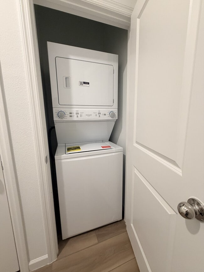 Building Photo - 523 Holly Lks Dr