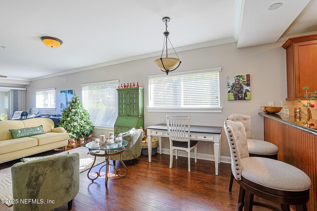 Building Photo - 120 Bay St