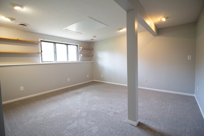 Building Photo - 1000 Lakota Ave