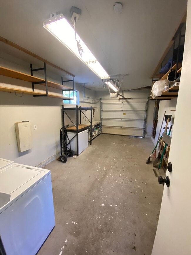 Building Photo - Bright & Cheery 2 Bedroom Home