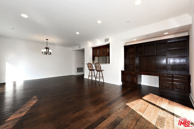 Building Photo - 2347 Fox Hills Dr