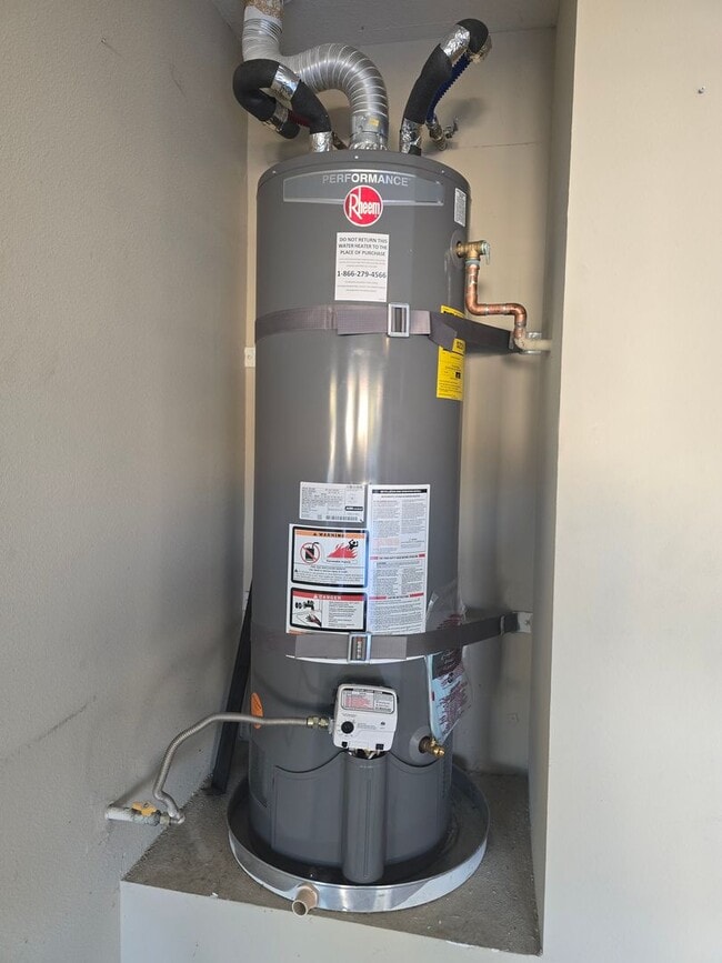 Building Photo - 3 Bedroom 2 Bath located in Mountain View DHS