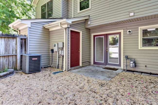 Building Photo - Nicely Updated Townhome
