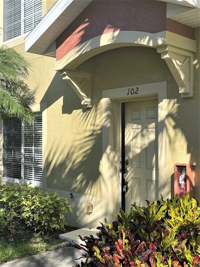 Building Photo - Gorgeous 3 Bedroom 2.5 Bath Townhome in La...