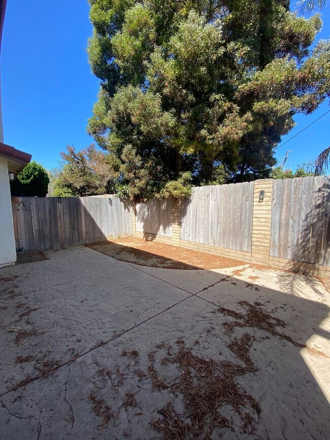 Building Photo - Large Centrally Located Two Story Condo wi...