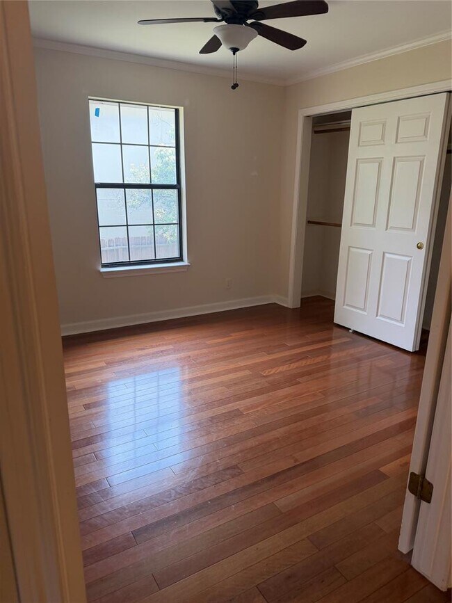 Building Photo - 611 Rolling Green Dr