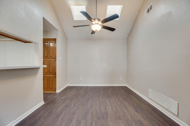 Building Photo - 620 Via Miramonte