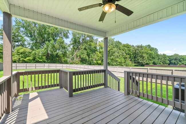 Building Photo - Pet Friendly Three Bedroom with Bonus!