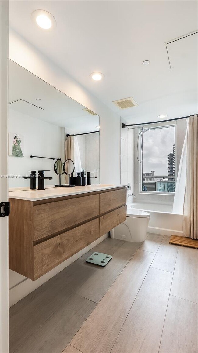 Building Photo - 950 Brickell Bay Dr