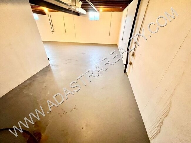 Building Photo - Spacious Duplex in Blue Valley-Available NOW!!