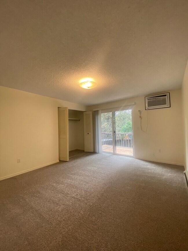 Building Photo - South Hill Triplex-Nestled away in private...
