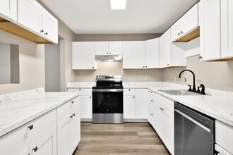 Building Photo - Modern 3-Bedroom Duplex in Holiday Hills, Traverse City