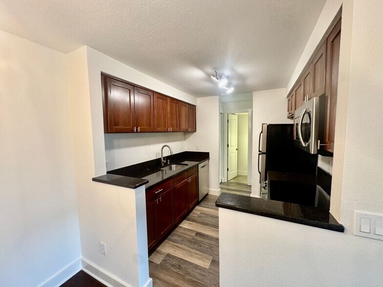 Building Photo - Redmond Townhouse