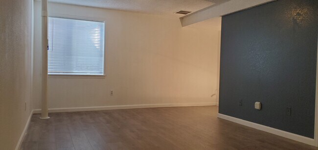 Building Photo - 1310 Firefly Cir