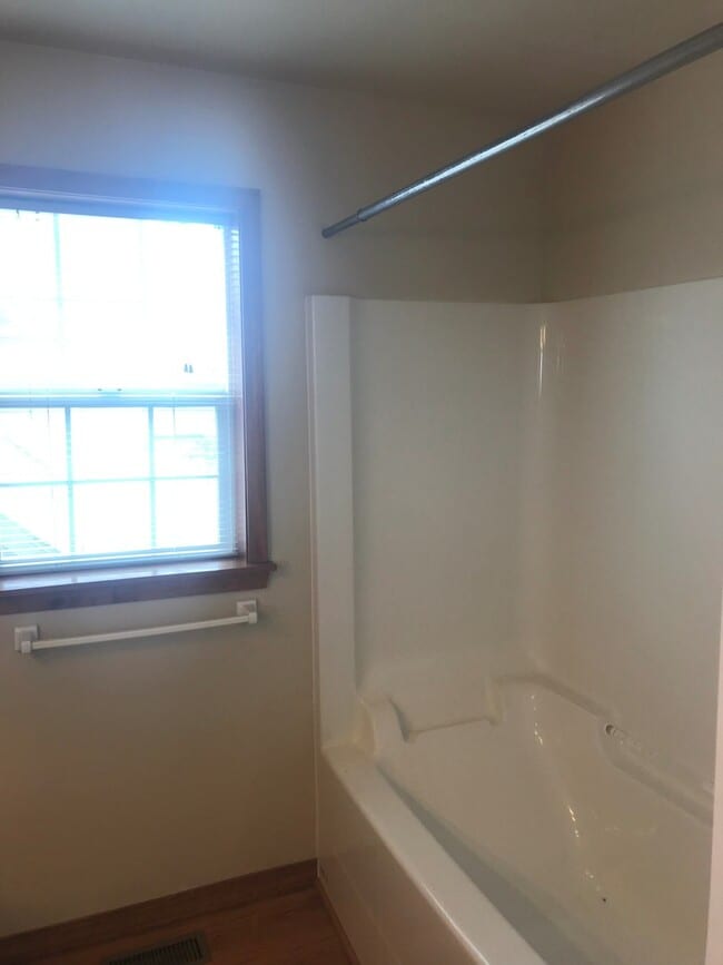 Building Photo - Spacious 4 Bedroom 2.5 Bath Home in River Rock