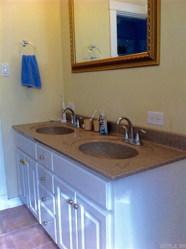 Building Photo - 318 N Spruce St