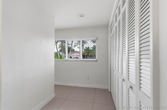 Building Photo - 2910 NE 40th Ct