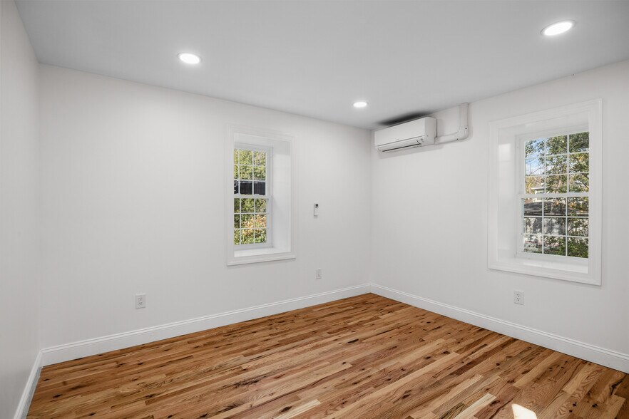 Building Photo - 131 W Walnut Ln