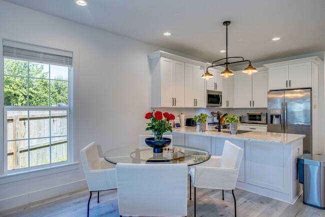 Building Photo - Destin- Bright & Modern 3-Bedroom Home wit...